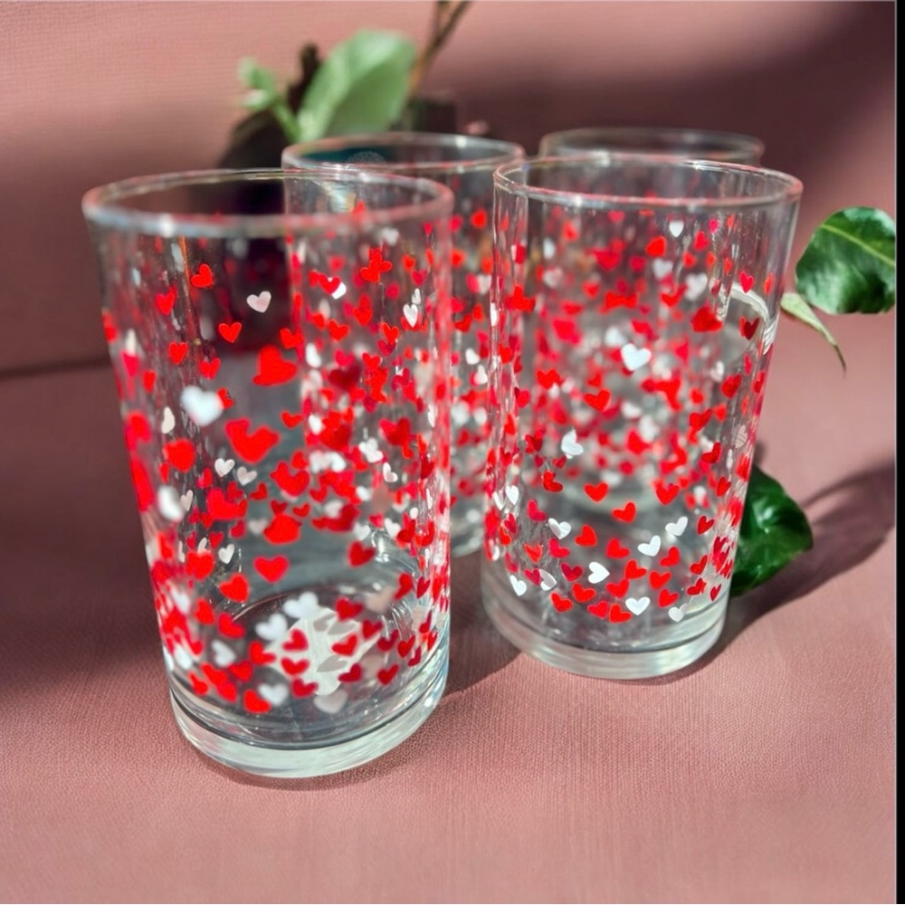 One Valentine’s Hearts Vase Red & White Hearts Glass Cylinder 6.0 IN 15.2 cm ❤️🤍